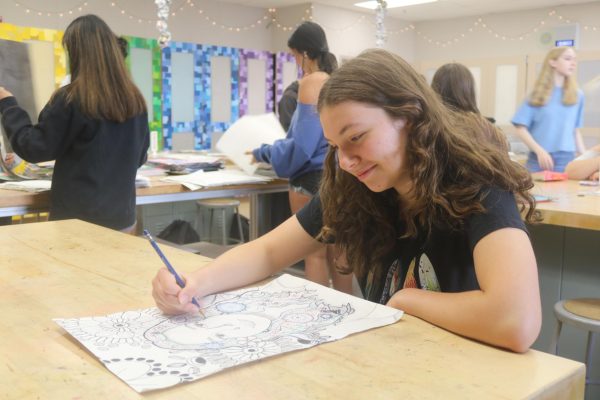 Sophomore Sonora Bouey puts the finishing touches on an assignment for Art 1, one of the fine art elective requirements.
